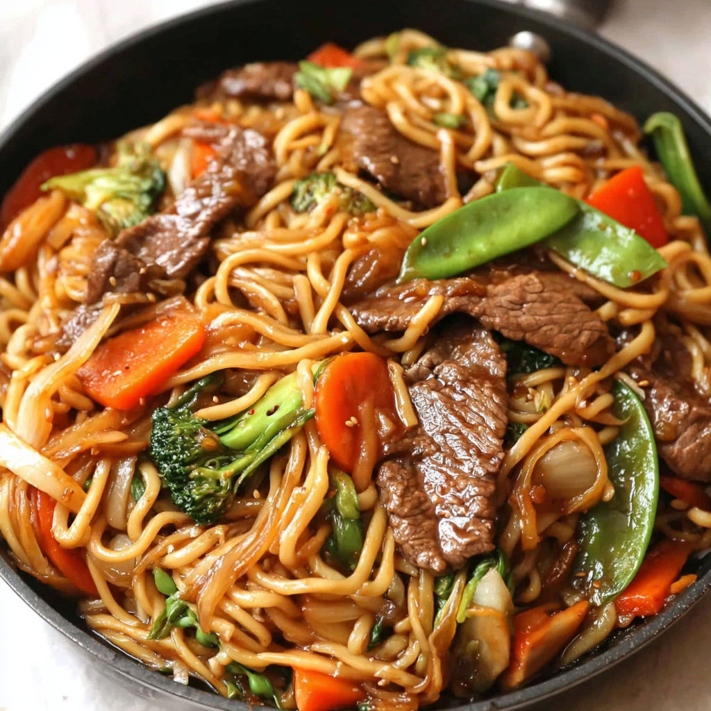 A bowl of noodles with meat and vegetables.