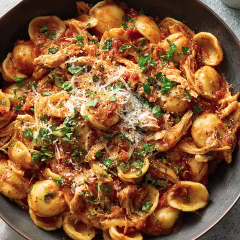 A bowl of chicken fra diavolo pasta.