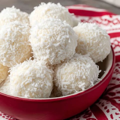 A bowl of coconut snowballs.